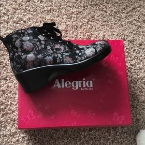 NWT Alegria Eliza dame black floral boots